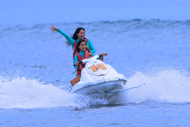 At Ky Co beach you can participate in exciting water sports activities such as parachuting, jet skiing, banana floats