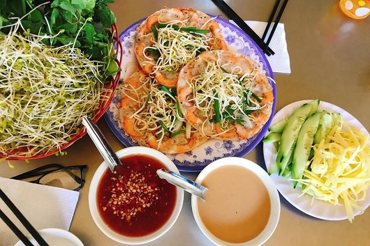 In addition to seafood, don't forget to enjoy Quy Nhon's specialty, jumping shrimp pancakes