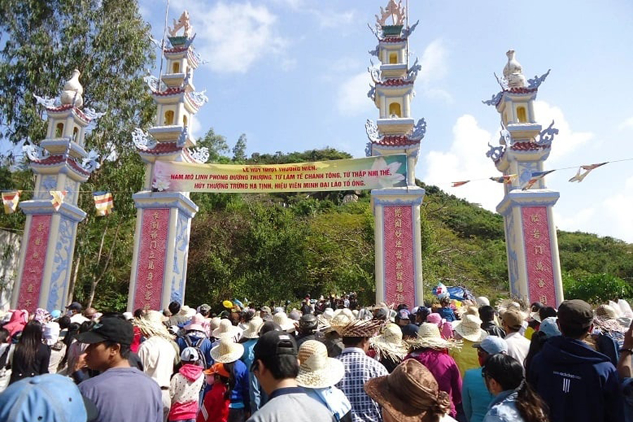 Main gate of Ong Nui Temple during a festive pilgrimage.