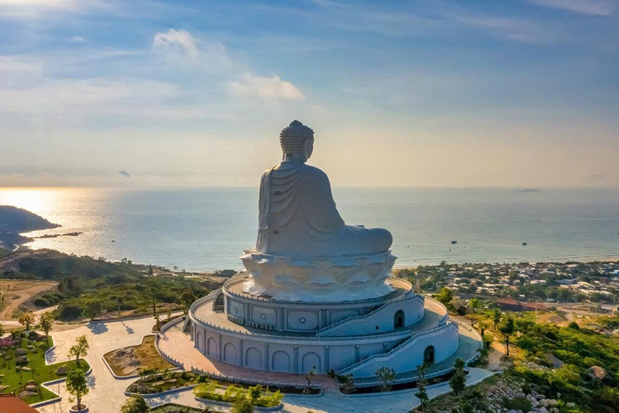 Seated Buddha statue at Ong Nui Templ