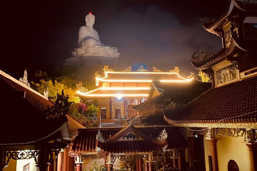 Ong Nui Temple at night