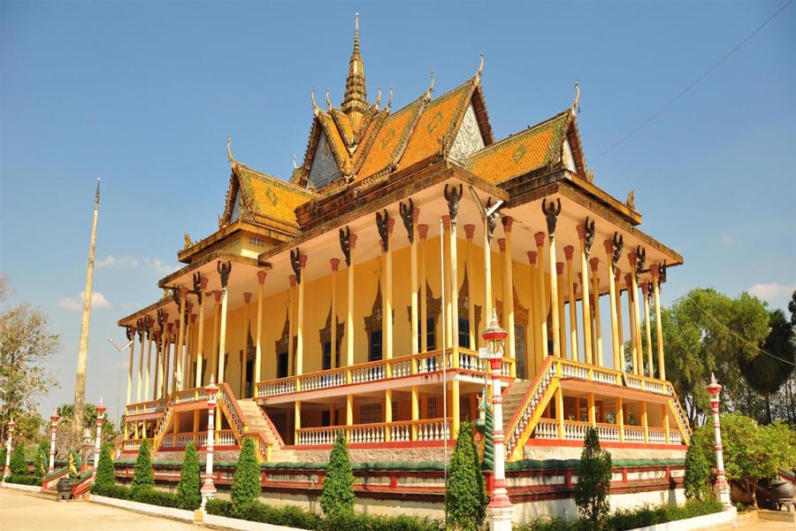 Wat Sasar Muoy Roy Pagoda - the 100 Pillar Pagoda