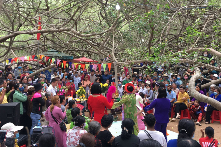 Coming to the Gian Gua historical relic site, in addition to exploring the giant primeval forest or listening to mysterious stories, visitors can also experience the vibrant festival atmosphere