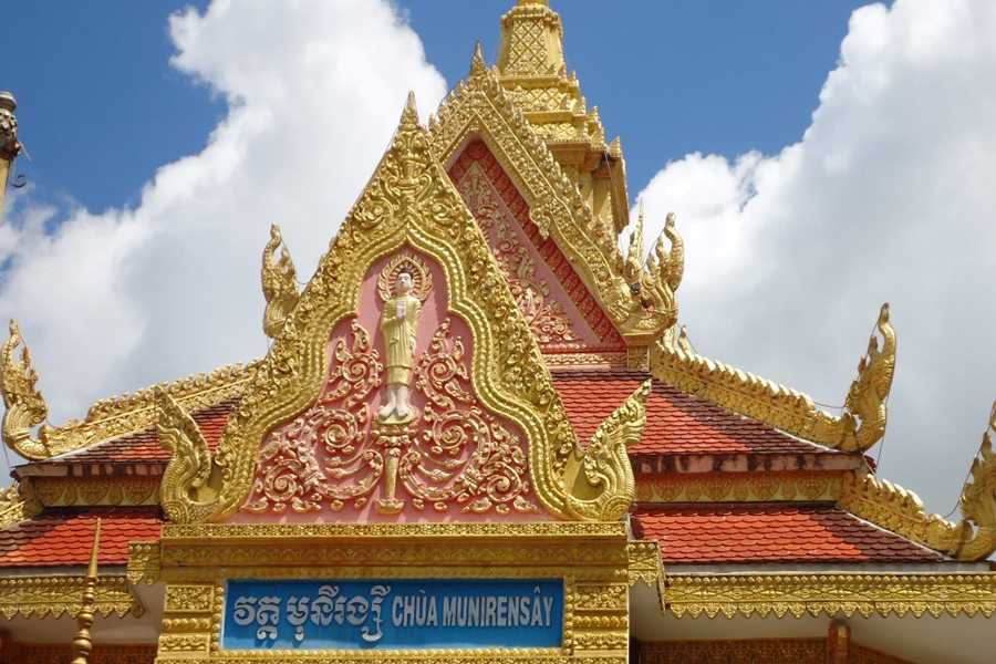 Behind the stupa is a staircase leading to the main hall. Like other Khmer pagodas, the main hall always faces east because according to Buddhism, the east is the direction of the gods