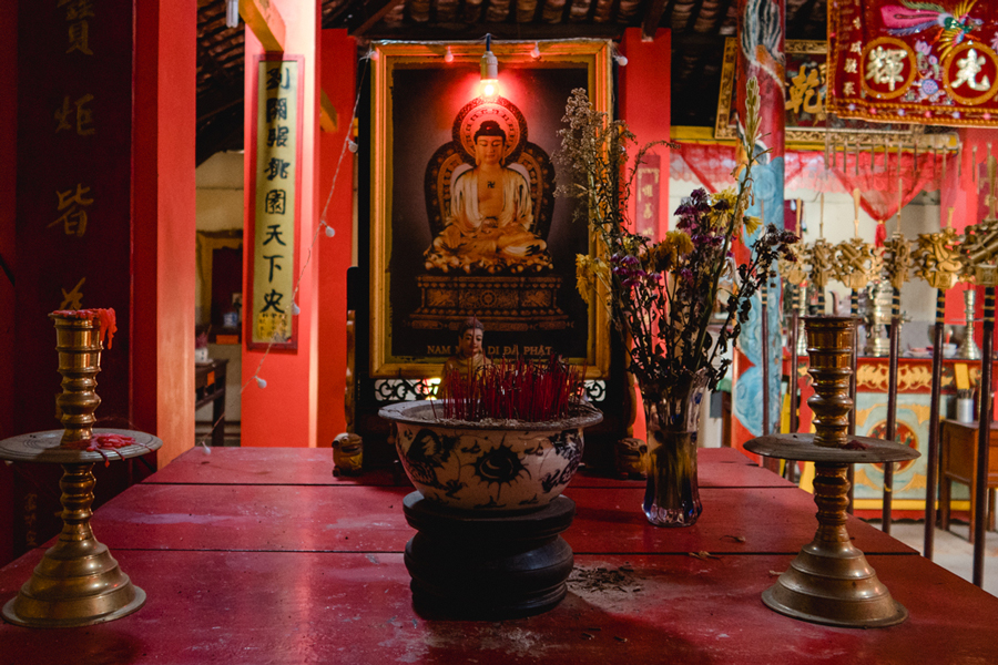 Visitors to the temple are easily attracted by the dim space created by light and incense smoke in First temple area