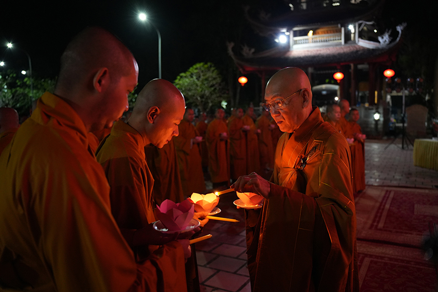 During the festival season, many people will visit Truc Lam Phuong Nam Zen Monastery to offer flowers, incense and pray for peace