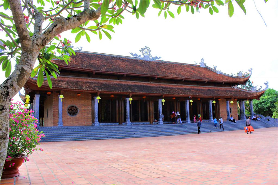 The main hall is tiled with eight roofs in the style of the Tran dynasty, the main hall is tiled with four roofs in the style of the Ly dynasty