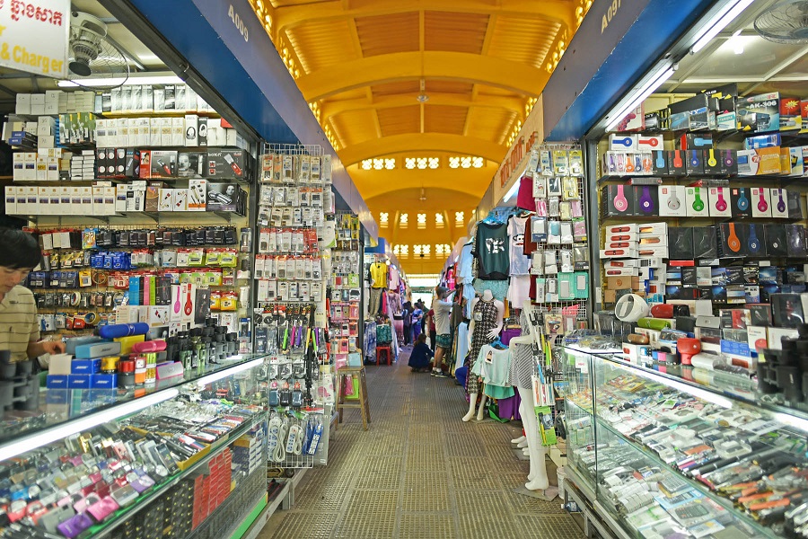 At Phnom Penh Central Market, you can buy essential electronics for your trip 