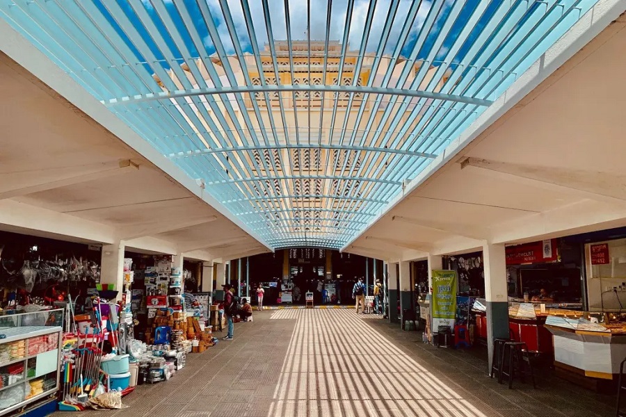 Planning your visit to Phnom Penh Central Market at the right time ensures the best experience
