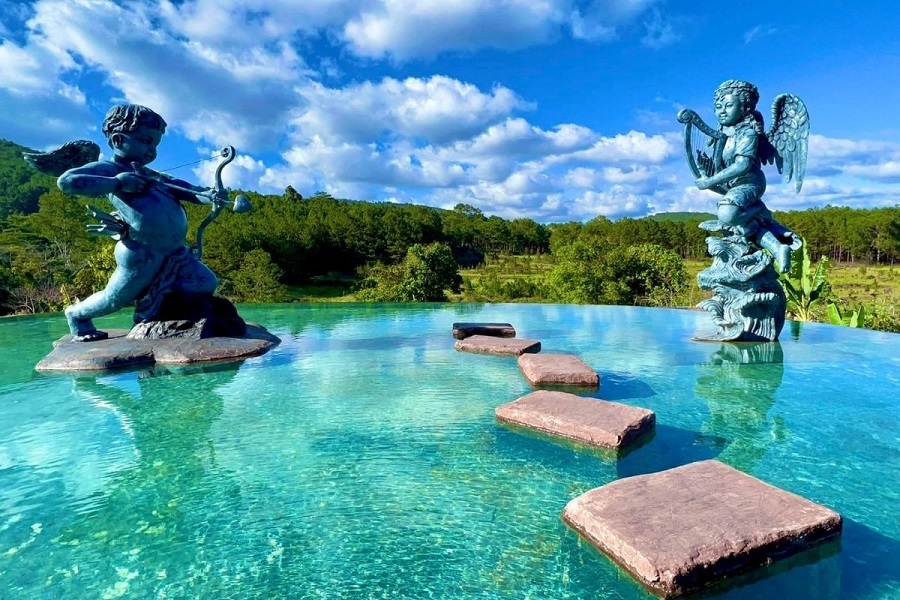 You can visit Clay Tunnel anytime, though it’s most enjoyable in the dry season