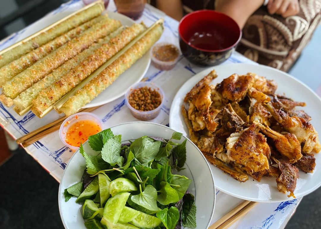 Com Lam served with grilled chicken