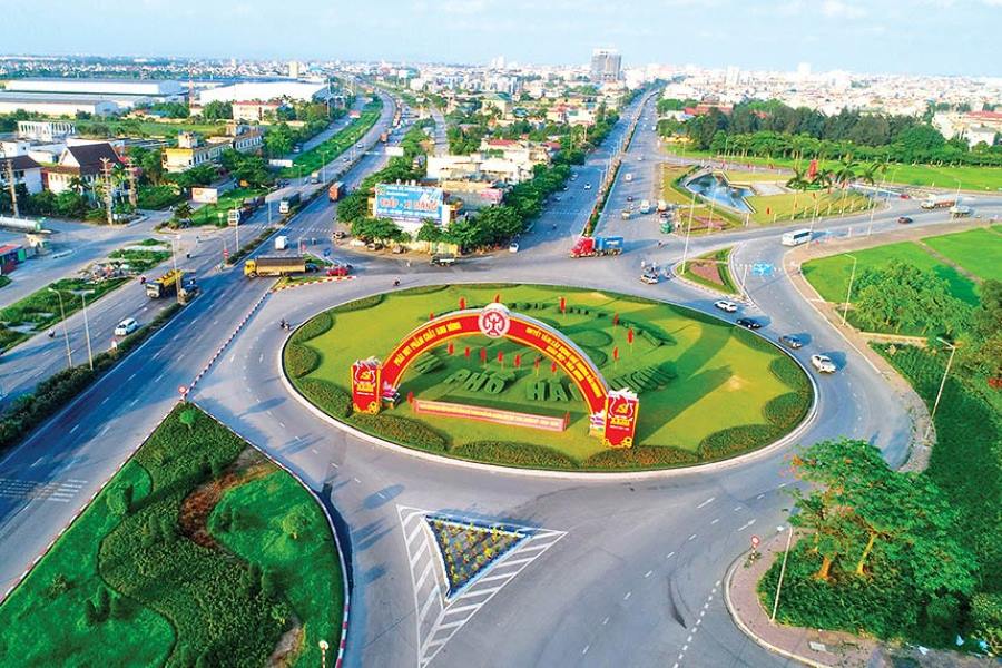 An intersection in Hai Duong City on the way to Con Son – Kiep Bac Complex