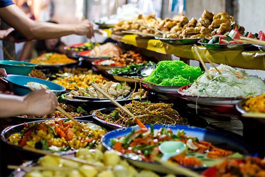  Street food and local eateries in Laos