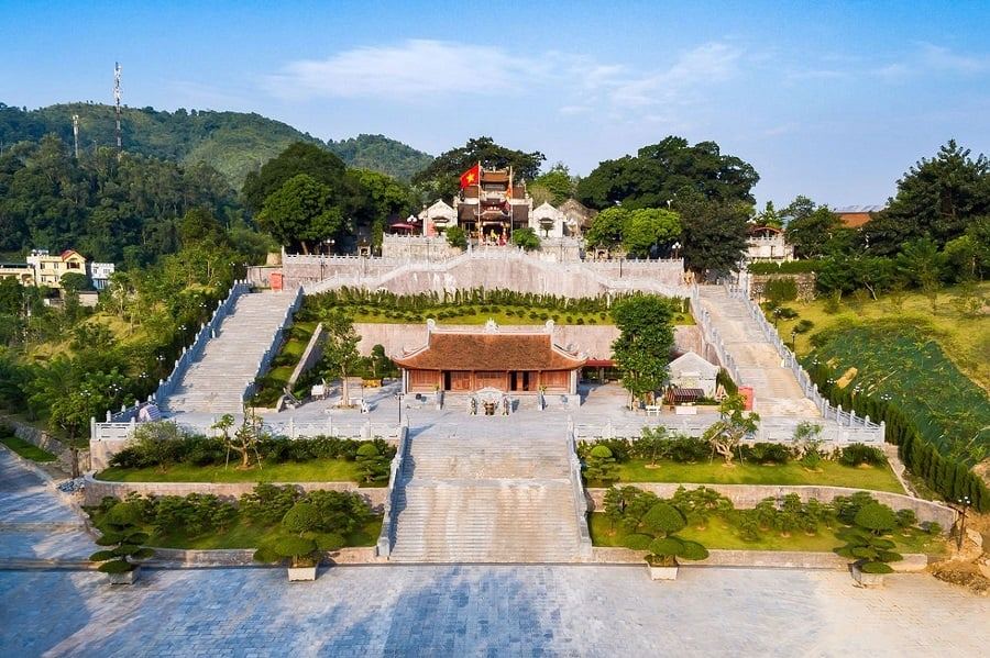 The tripod-shaped architectural layout in Cua Ong Temple