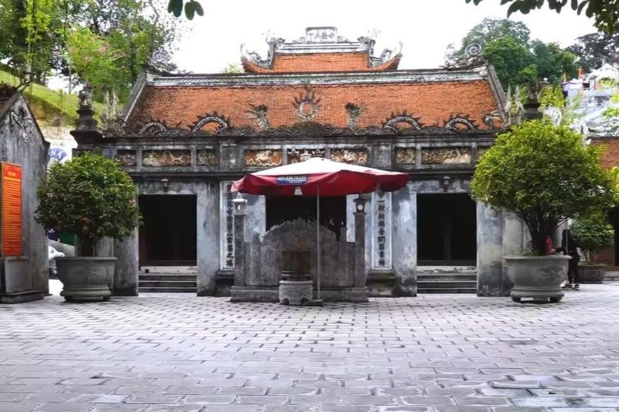 The traditional tiled roof structure of Cua Ong Temple