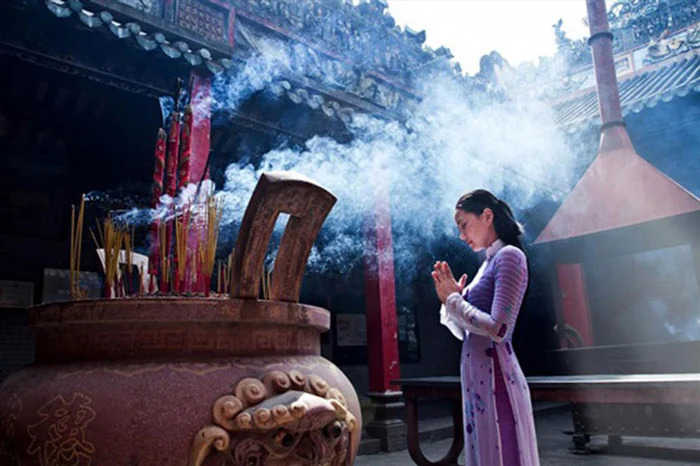 The ceremony in traditional Vietnamese costume - Ao Dai 