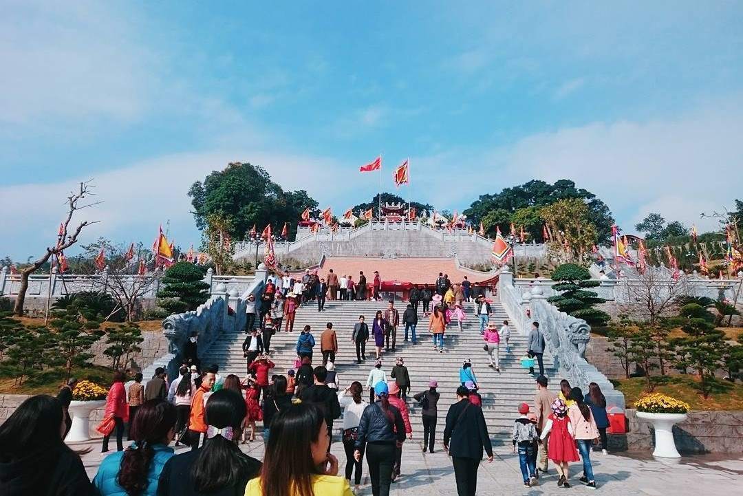 Tourist visit Cua Ong Temple