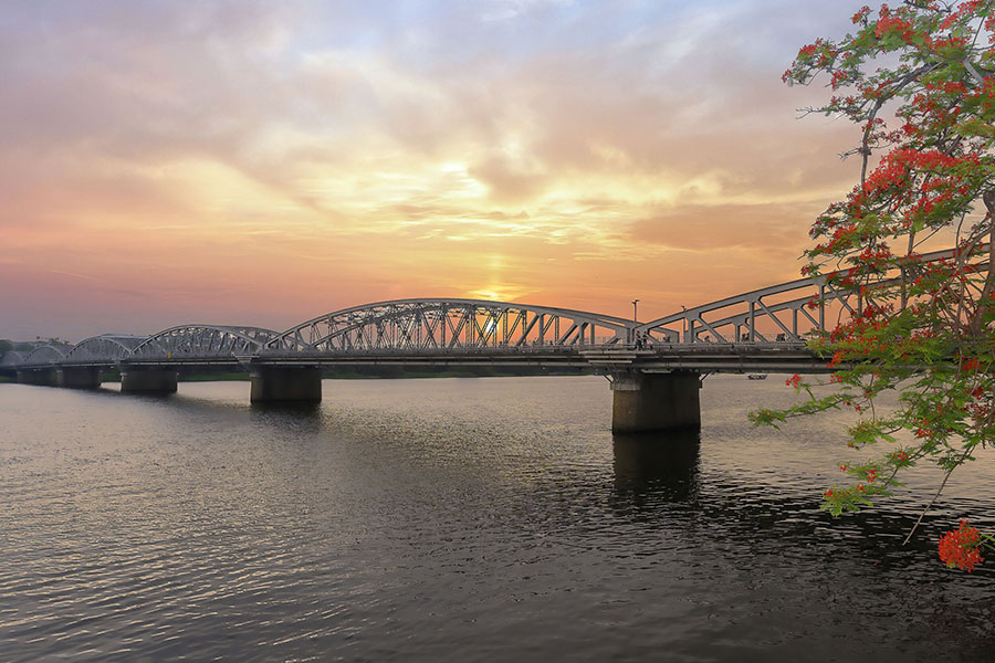 Trang Tien Bridge - Asiakingtravel 