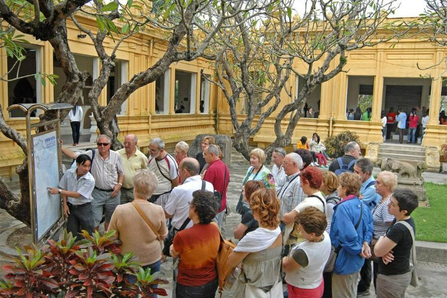 A guided tour is the optimal choice for groups of visitors (Source: Klook)