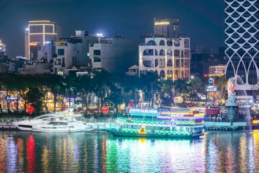 Cruising on a boat to admire the Han River Bridge is worth experiencing (Source: Da Nang)
