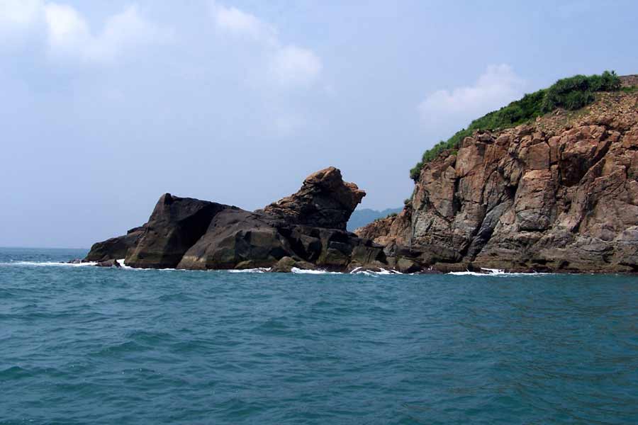 Nghe Cape is situated in the southeastern part of the Son Tra Peninsula, providing panoramic views of the East Sea