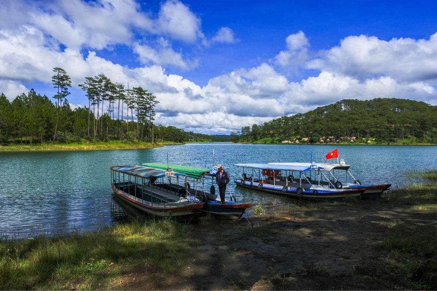 Tuyen Lam Lake is one of the largest and most beautiful lakes in Da Lat
