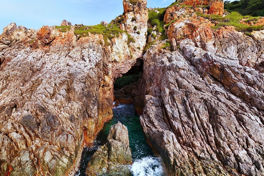 Exploring Vi Rong Cape’s natural “stone museum” is one of its most captivating experiences