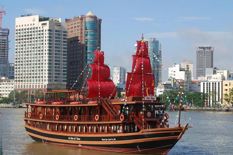 You may also want to enhance your sightseeing experience on boat with a dinner option