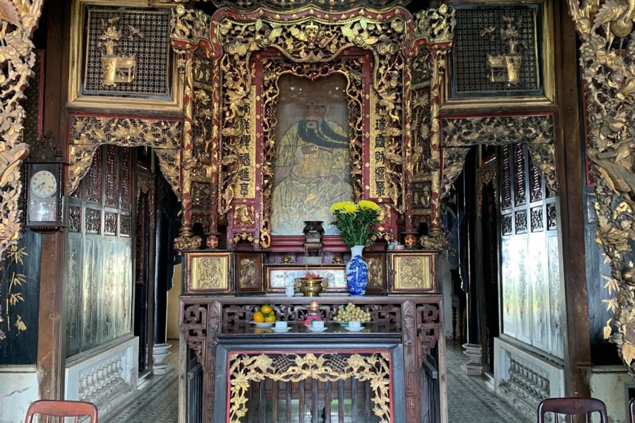 The central part of the house houses an altar dedicated to Quan Cong, a traditional belief symbolizing strength and prosperity