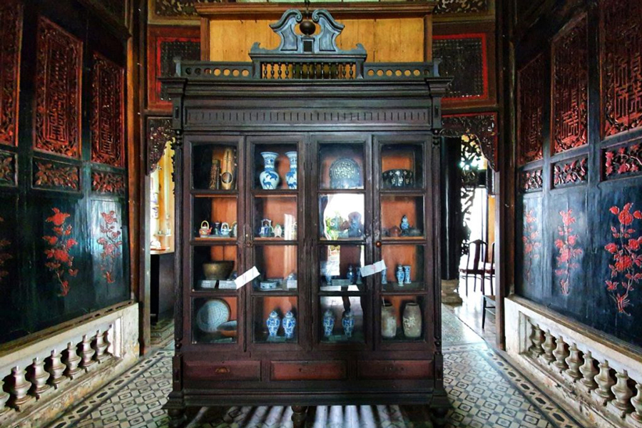 Wooden doors, cabinets, beds, and altars are meticulously carved, exemplifying the craftsmanship of the era