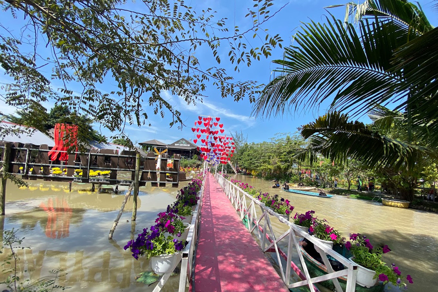 Happy land Hung Thy Sa Dec tourist area is a rustic tourist resort created in Sa Dec flower village, with the aim of developing Hung Thy into a tourist place associated with river nature