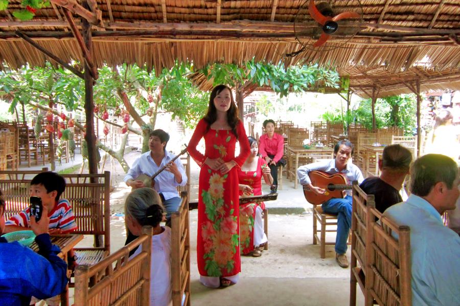 Enjoy traditional South Vietnamese music during your meal on Con Quy