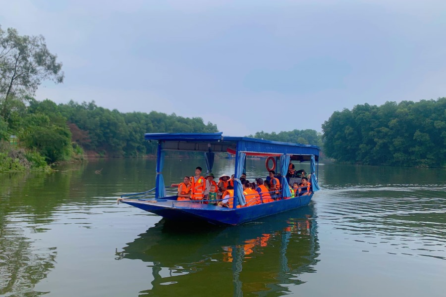 Discover the peaceful beauty of Ghenh Che Lake