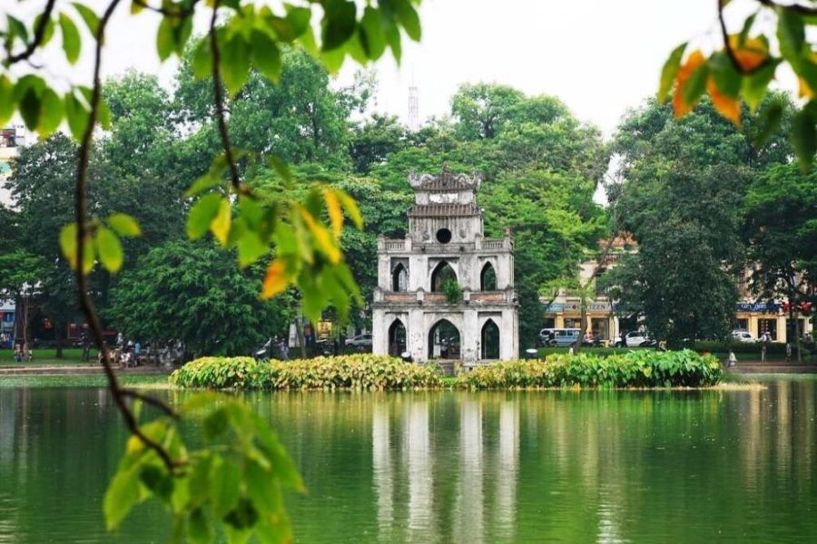 Hoan Kiem Lake (Turtle Lake) (Cre: Review Villa) 