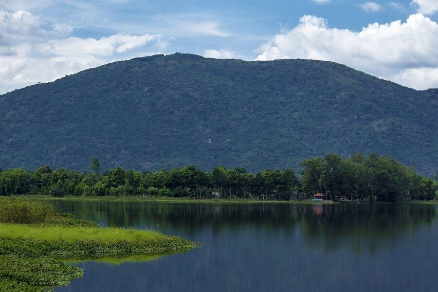 Mount Hong Linh, a natural symbol of Ha Tinh. Source: Tripmap