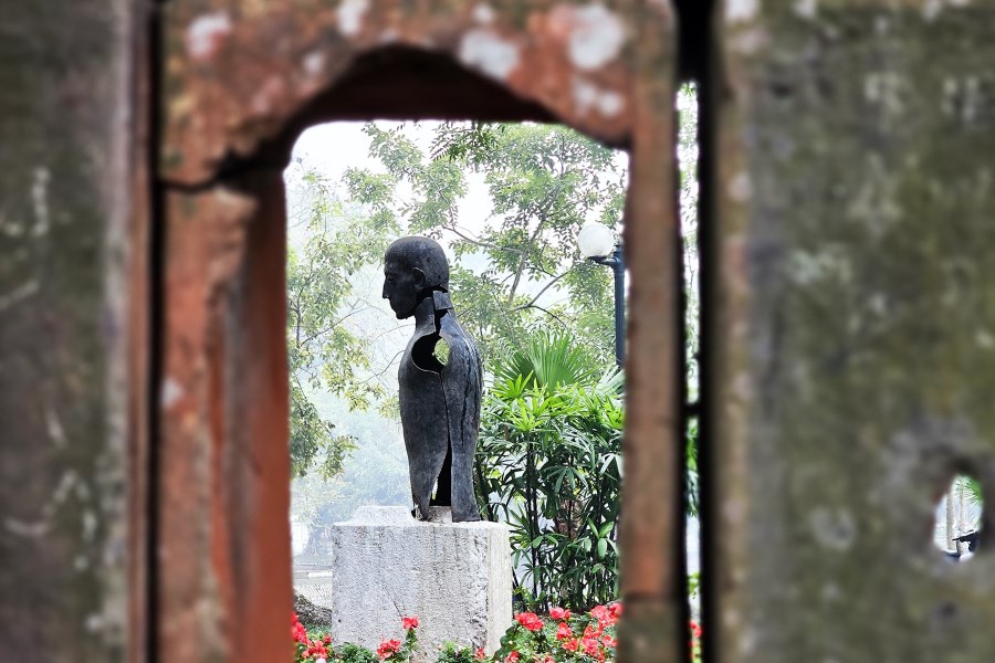 Hanoi Botanical Garden statues