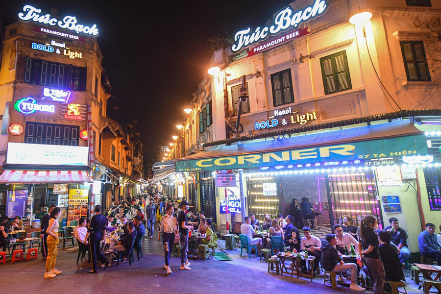 Discover the Old Quarter in Hanoi at night