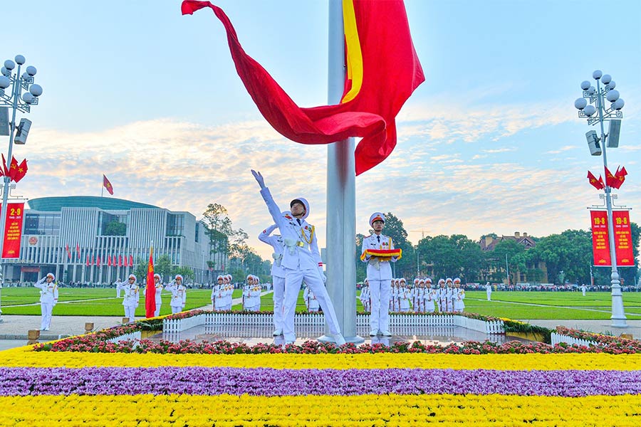 Ho Chi Minh Mausoleum: Flag rising and lowering ceremony
