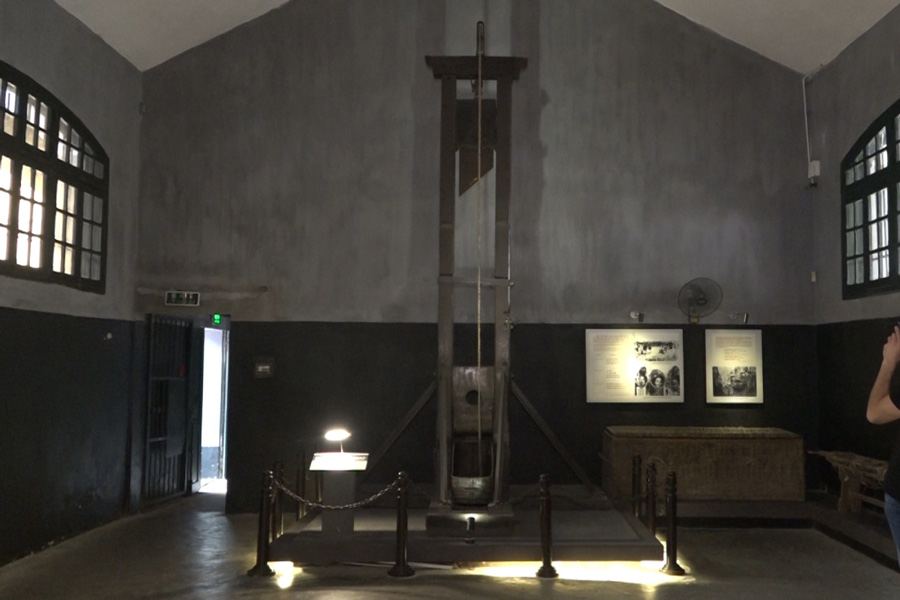 Hoa Lo Prison - guillotine