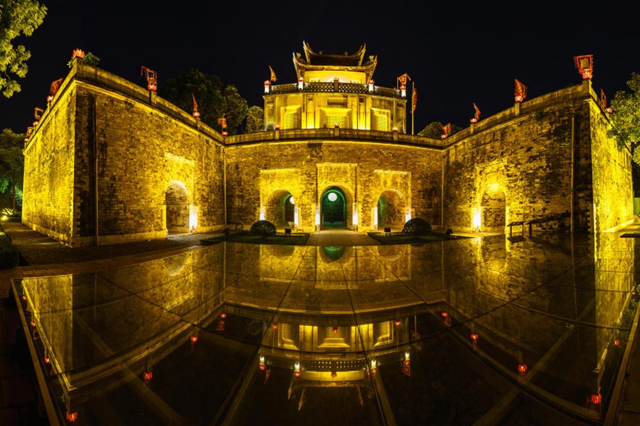 Admire the beauty of this historical site at night