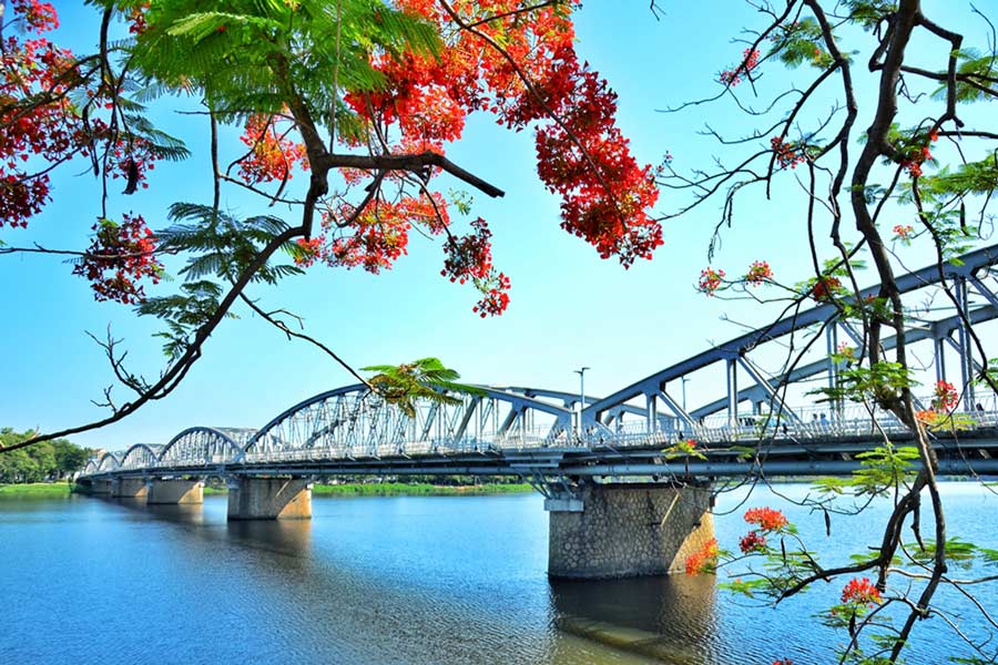 Admire the beauty of Huong River and Truong Tien Bridge in Hue