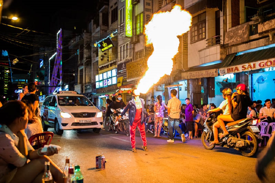 Street performance at Ta Hien Street
