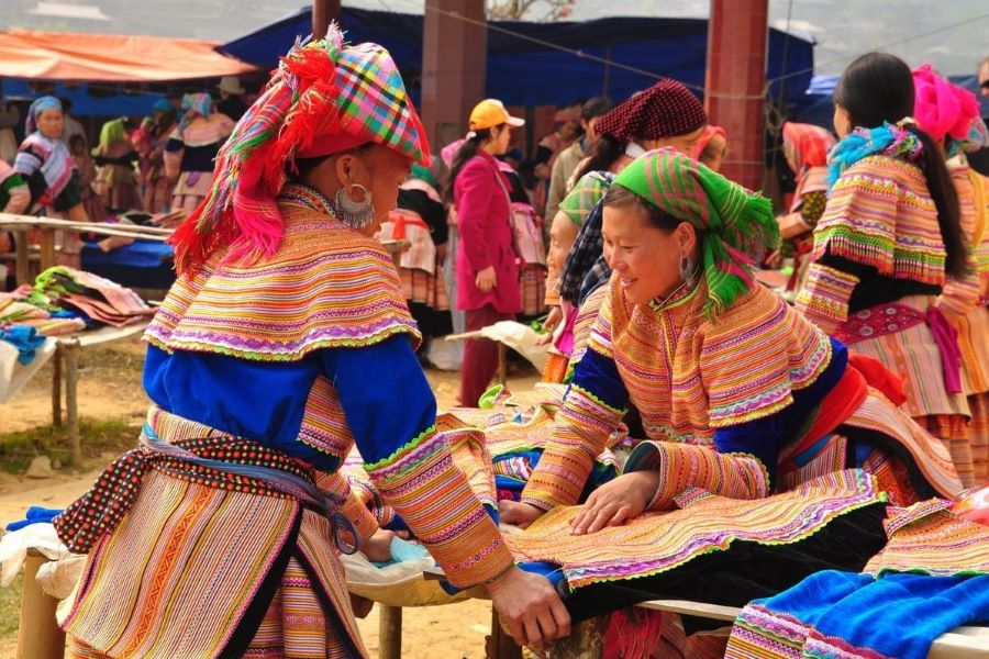 Immersing yourself in the lively, authentic atmosphere of Tả Van’s traditional highland market is an experience not to be missed