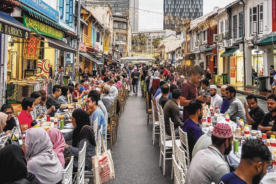A typical Ramadan bazaar sells Halal Food 