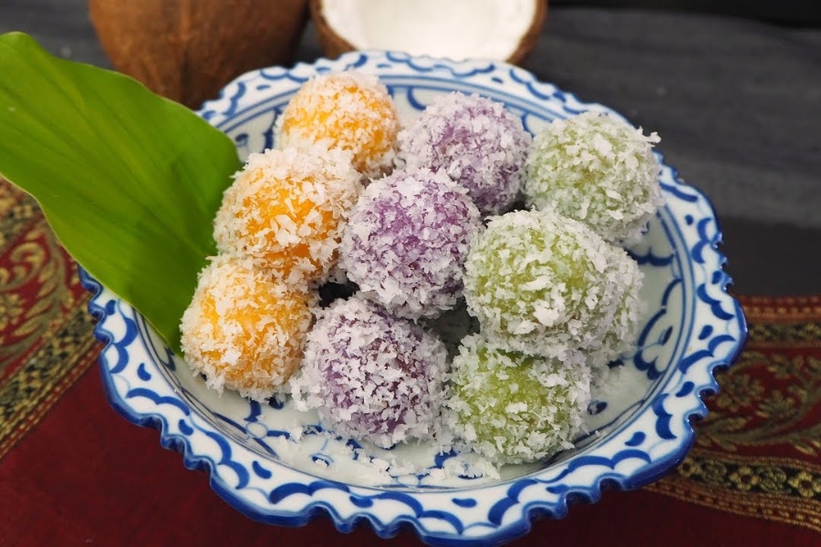 Khanom Tom and Khanom Kho can be called the Thai version of the coconut Raffaello candies