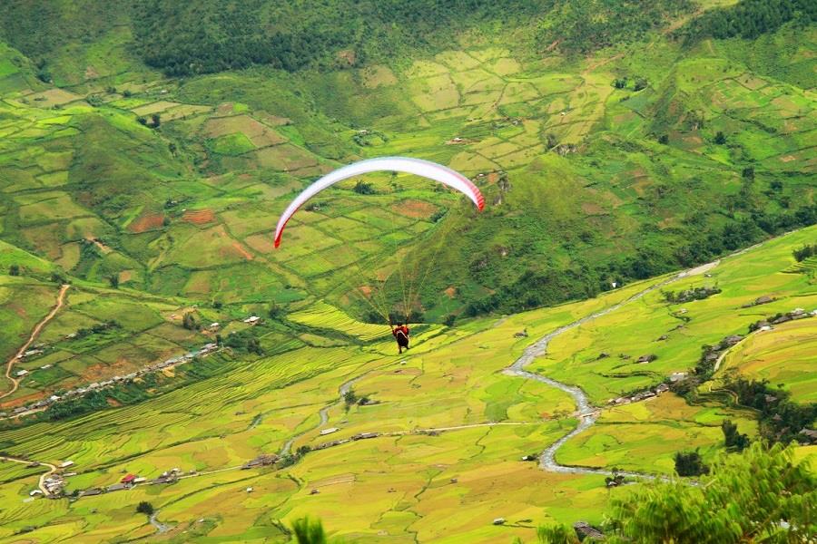 A pilot paragliding around Khau Pha Pass
