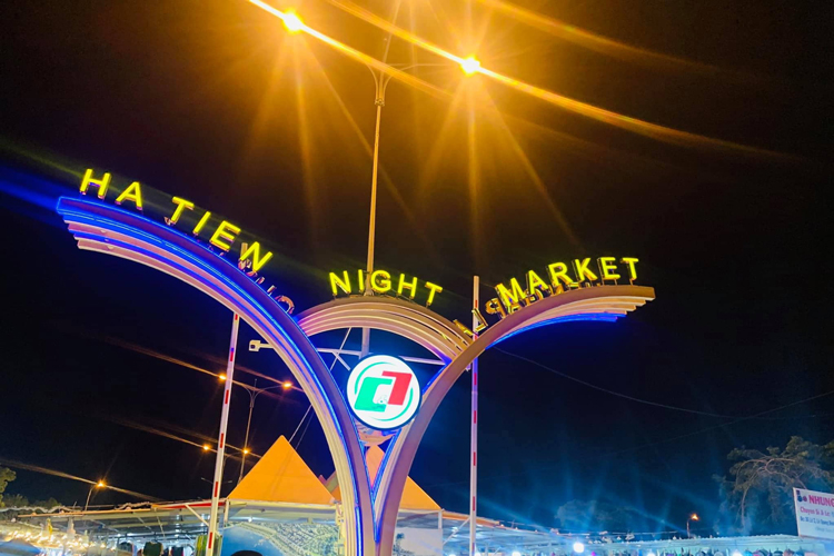 Ha Tien Night Market is the ideal place for you to learn and interact with local people about this romantic coastal strip