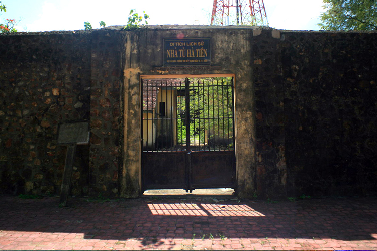 The prison was used to detain political prisoners and individuals involved in anti-colonial and anti-war activities