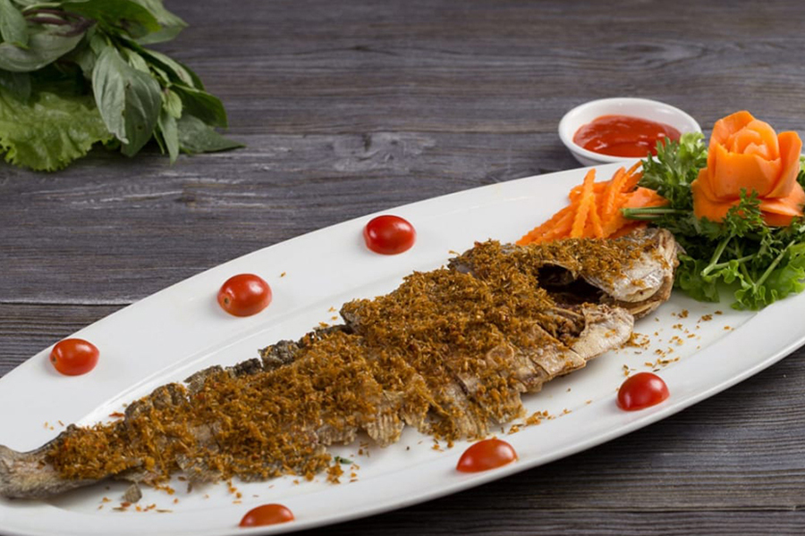 Fresh slices of fish are expertly fried to a golden brown, their flavors enhanced by the aromatic infusion of lemongrass and the spicy kick of chili