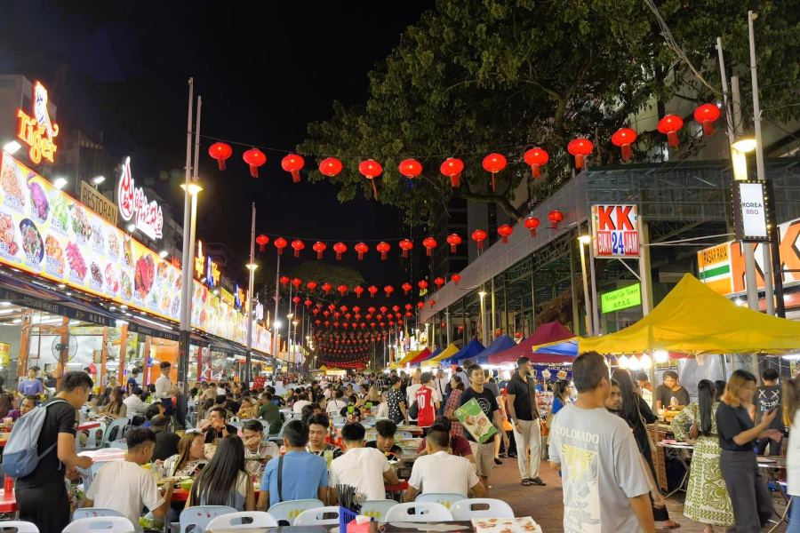 Jalan Alor night market is renowned as one of Kuala Lumpur's most popular night markets